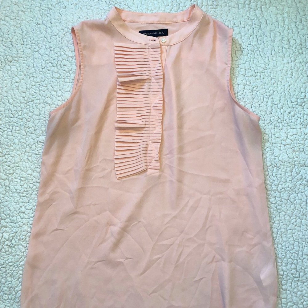 Banana republic sleeveless blouse size S